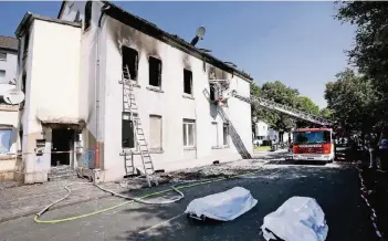  ?? FOTO: DPA ?? Auch gestern Morgen war die Feuerwehr noch am Einsatzort – Bahren für eventuelle weitere Opfer standen bereit.