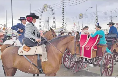  ?? M. G. ?? El paso de caballos en el real de la Feria con la Calle del Infierno al fondo.