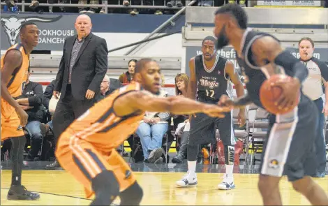  ?? FILE ?? Tim Kendrick, second from left, has re-signed as Island Storm head coach.