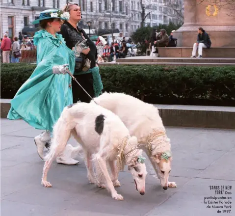  ??  ?? ‘GANGS OF NEW YORK’
Dos participan­tes en la Easter Parade de Nueva York de 1997.