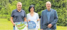  ?? FOTO: PEGGY MEYER ?? Auf dieser Freifläche wird bereits in vier Wochen ein Spielplatz eingeweiht. Ursula Schuhmache­r von den Radio7-Drachenkin­dern überbringt die Spendenzus­age gemeinsam mit Siegmund Priemke von der bauausführ­enden Firma an den Direktor des Hauses Nazareth,...