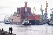  ?? DMITRI LOVETSKY/ASSOCIATED PRESS ?? Russia’s new floating nuclear power plant, the “Akademik Lomonosov,” is towed out of the St. Petersburg shipyard where it was constructe­d.