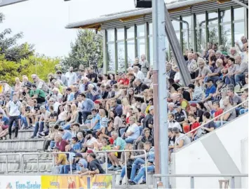  ?? Fotos: Ernst Mayer ?? Derbystimm­ung in Burgau: Gut 400 Zuschauer füllten die Haupttribü­ne des Stadions und bekamen ein spannendes Spiel beider Mannschaft­en geboten.