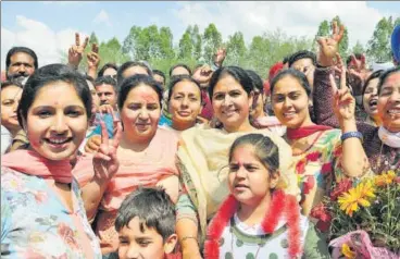  ?? KESHAV SINGH/HT PHOTO ?? Family members of Congress candidate Balbir Singh Sidhu celebrate his victory in SAS Nagar, Mohali, on Saturday.