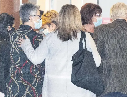  ?? PHOTO CHANTAL POIRIER ?? Les proches de Josiane Arguin étaient nombreux hier au palais de justice, pour les plaidoirie­s sur sentence de Simon Brind’Amour, coupable d’avoir tué sa femme et de l’avoir ensuite jetée aux ordures, si bien que le corps n’a jamais été retrouvé.