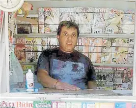  ??  ?? Víctima. Carlos Manduca (49) tenía su puesto de diarios en Caseros.