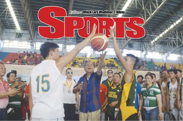  ?? IAN PAUL CORDERO/PN ?? Iloilo governor Arthur Defensor Sr. (center) leads the ceremonial tipoff during the opening game of the 1st Province of Iloilo Developmen­tal League on Tuesday at the Iloilo Sports Complex.