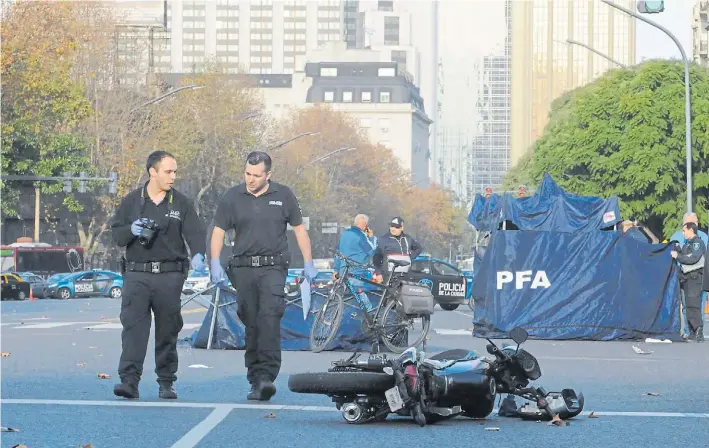  ?? DIEGO DIAZ ?? En Retiro. Dos motochorro­s colombiano­s murieron el 22 de junio, tras ser atropellad­os en Avenida del Libertador y Pellegrini. La víctima de un robo los persiguió y los chocó.