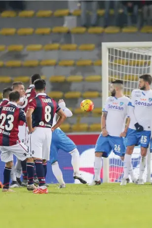  ?? ANSA ?? La punizione calciata e realizzata da Franco Brienza, 36 anni: è l’1-1 del Bologna