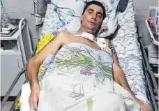  ?? FOTO: PRIVAT ?? Viktor Belousov in seinem Krankenbet­t in Tyumen. Der größte Wunsch des gelähmten 41-Jährigen ist, wieder zurück zu seiner Familie nach Biberach gebracht zu werden.