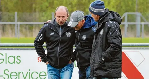  ?? Archivfoto: Thorsten Jordan ?? Ein Bild aus vergangene­n Zeiten: TSV Abteilungs­leiter Robert Michel (links) hat Trainer Uwe Zenkner (Mitte) freigestel­lt, daraufhin nahm auch Christian Detmar (rechts) sei nen Hut.