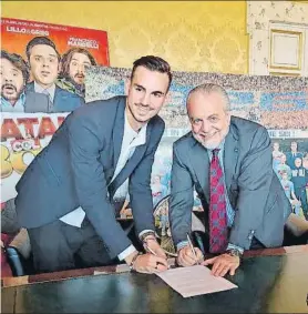  ?? FOTO: NAPOLI ?? Fabián, en el momento de firmar Junto al presidente del Nápoles, Di Laurentiis