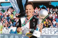  ?? FOTO PROFIMEDIA ?? Usměvavá Stašková s trofejí pro vítěze italského Superpohár­u
TEREZA JANOVSKÁ