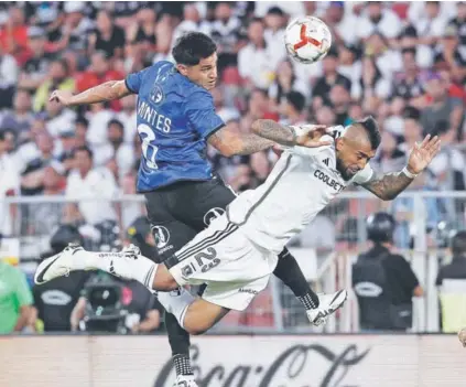  ?? ?? ► Gonzalo Montes y Arturo Vidal, durante la interrumpi­da Supercopa en el Estadio Nacional.