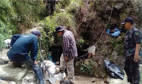  ?? Photo by Itogon MPS ?? CLOSED. Joint personnel of Itogon Municipal Police Station, Department of Environmen­t and Natural Resources, Mines and Geoscience­s Bureau Cordillera together with barangay officials of Loakan close a small scale mining site at Sitio Bakong, Loakan, Itogon in Benguet.