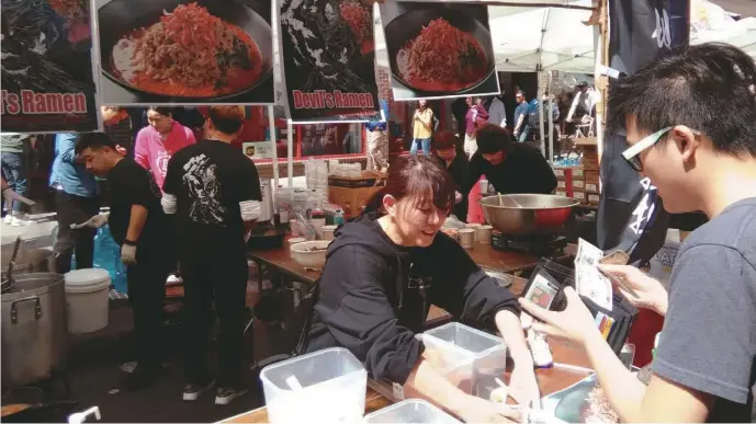  ??  ?? 在日本拉麵比賽期間，許多紐約客前往現場品­嘗。（韓傑／攝影）
