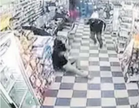  ??  ?? El momento. La cámara de seguridad del supermerca­do grabó el asalto.