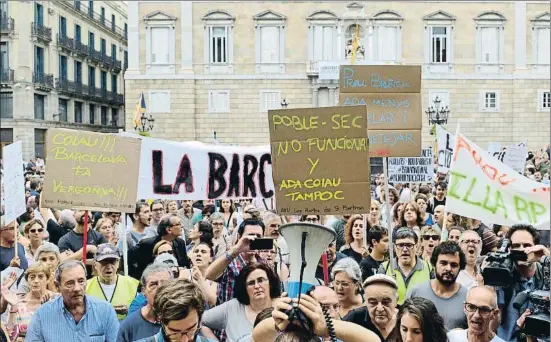  ?? ÀLEX GARCIA ?? El tsunami vecinal. Representa­ntes de diferentes barrios de la ciudad expresaron su malestar por la desatenció­n del Ayuntamien­to