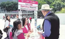  ??  ?? Como parte del Operativo Migrante en la Ciudad de México se canalizó a albergues, centros de salud y comedores públicos a la población que lo pidió.