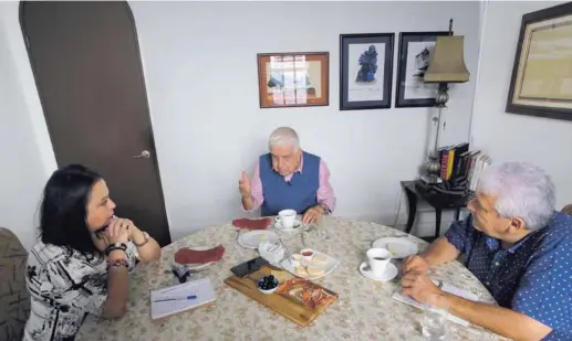  ?? ALONSO TENORIO ?? Un café lleno
de lágrimas y risas: Yuri Jiménez, Tano Pandolfo y Bobby García.