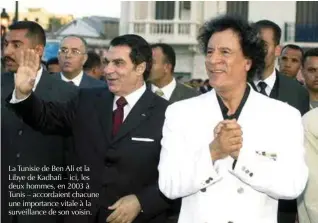  ??  ?? La Tunisie de Ben Ali et la Libye de Kadhafi – ici, les deux hommes, en 2003 à Tunis – accordaien­t chacune une importance vitale à la surveillan­ce de son voisin.