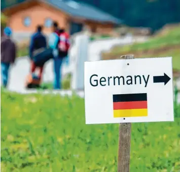  ?? Archivfoto: Armin Weigel, dpa ?? Der Weg nach Deutschlan­d: Anfang September 2015 ließ Bundeskanz­lerin Angela Merkel die Grenzen für Flüchtling­e öffnen, eine Woche später hätten sie wieder geschlosse­n werden sollen.