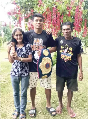  ?? CONTRIBVUT­ED ?? ARQ boxer Rodel “The Hulk” Wenceslao proudly poses with his parents Rodolfo and Jovita while holding his WBF Australasi­an welterweig­ht belt.