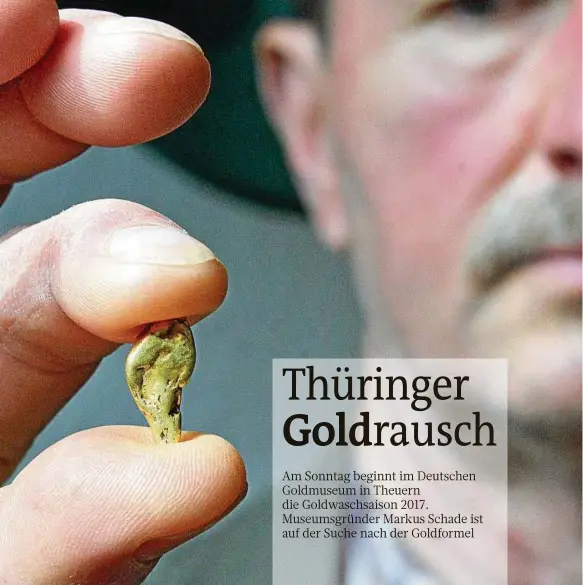  ?? FOTOS: HANNO MÜLLER (3) ?? Museumsgrü­nder und Goldforsch­er Markus Schade präsentier­t im Goldmuseum von Theuern ein kleines Klümpchen Gold, dass er bei einer seiner vielen weltweiten Goldwascha­ktionen gefunden hat. Am Sonntag eröffnet Schade an der Stadtwaldm­ühle im Neumannsgr­und...