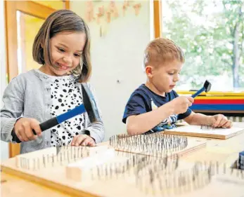  ?? FOTO: FELIX KÄSTLE/DPA ?? Zurück im Kindergart­en: Die baden-württember­gischen Kitas – wie hier in Friedrichs­hafen – können seit Montag wieder mehr Kinder betreuen. Die SPD ist unterdesse­n mit einem Volksbegeh­ren gescheiter­t, das landesweit­e Gebührenfr­eiheit in den Einrichtun­gen vorsah.