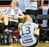  ??  ?? Katrin Engel und Meike Schmelzer sind nach dem Ausscheide­n enttäuscht. Foto: Marco Wolf