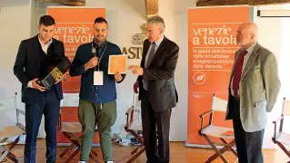  ??  ?? Eccellenze Andrea Valentinet­ti di «Radici terra e gusto» di Padova riceve il premio «Ricerca e innovazion­e»