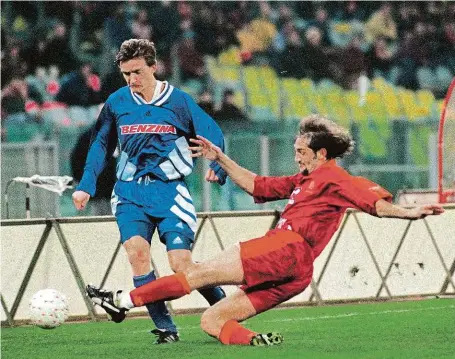  ?? FOTO ČTK ?? Vladimír Šmicer (v modrém) měl proti AS Řím několik šancí, i když se ale netrefil, slavisté v Poháru UEFA postoupili přes slavného soka do semifinále