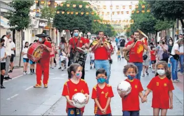  ??  ?? Un momento de la charanga de ayer en Sevilla, con Manolo ‘el del Bombo’ a la izquierda.