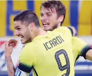  ??  ?? Maurito Icardi, 22 anni, festeggia il terzo gol in campionato insieme con Adem Ljajic (24)