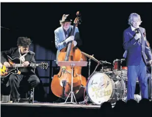  ?? FOTO: MARKUS RICK ?? Helge Schneider mit seiner Band Reinhard Glöder (Kontrabass), Sandro Giampietro (Gitarre) und Willy Ketzer (Schlagzeug) im Roten Krokodil.