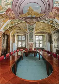  ??  ?? Fresky Lobkovický palác má celkem čtyři sály s freskami z počátku 18. století. V současnost­i se v nich konají porady pracovníků velvyslane­ctví.
