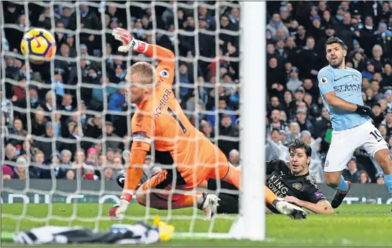  ??  ?? GOLEADOR. Agüero no tuvo piedad con el Leicester en la segunda mitad y marcó cuatro de los cinco tantos de su equipo.