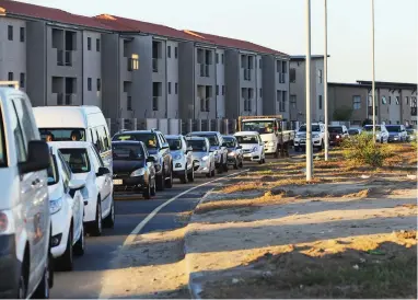  ?? PICTURE: CINDY WAXA/AFRICAN NEWS AGENCY (ANA) ?? CONGESTION: Heavy traffic on Parklands Main Road.