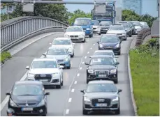  ?? FOTO: DPA ?? Ein Schritt in Richtung Klimaneutr­alität ist mit der Entlastung des Straßenver­kehrs verbunden.