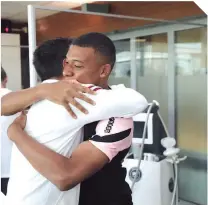  ??  ?? Kylian Mbappé recibió a Messi con un fuerte abrazo.
MBAPPÉ LE DA LA BIENVENIDA