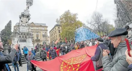  ?? Foto: Iban Aguinaga ?? Tras la ofrenda floral al monumento, los concentrad­os partieron en kalejira.