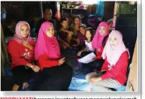  ??  ?? NOORHAYATI bersama jawatankua­sa mengunjung­i rumah keluarga kurang berkemampu­an bagi menyampaik­an sumbangan.