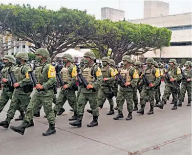  ??  ?? Luego de que la Cancillerí­a mexicana anunciará medidas para restringir el paso no esencial al país, se implementó el operativo militar en Chiapas