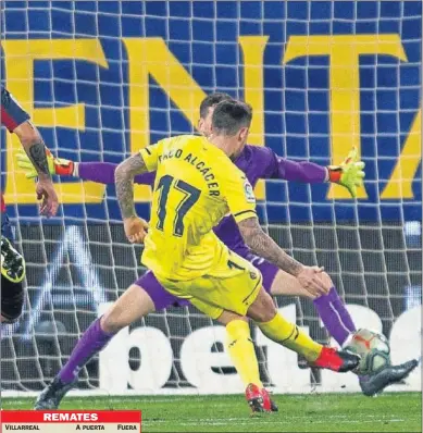  ??  ?? Paco Alcácer ejecuta a Herrera, en su primer gol de amarillo.
