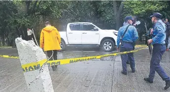  ??  ?? ATAQUE. La víctima fue asesinada dentro del vehículo en el que se conducía.