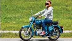  ?? Foto: Royal Enfield ?? Entspannte­r geht es kaum: Die Royal Enfield Classic 500 EFI versprüht Retro Charme – und hetzt ihren Fahrer mit 27 PS bestimmt nicht.