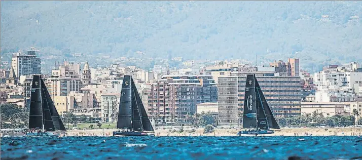  ?? FOTO: TOMÁS MOYA ?? Espectacul­ar estampa de los GC32 volando en la bahía de Palma en la edición de 2016. La 36ª Copa del Rey Mapfre de vela arrancará mañana