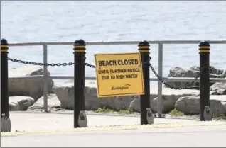  ?? GRAHAM PAINE/METROLAND, GRAHAM PAINE/METROLAND ?? High lake water levels and closed beaches in Burlington are resulting in increasing numbers of children and their parents turning to cool water jets at local splash pads.