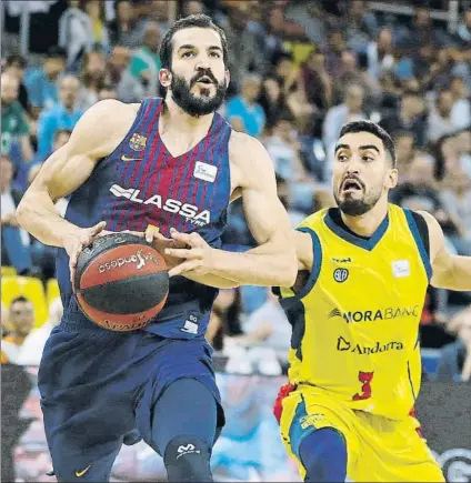  ?? FOTO: EFE ?? Pau Ribas, jugador del Barça Lassa, entrando a canasta ante jaime Fernández, del Morabanc Andorra