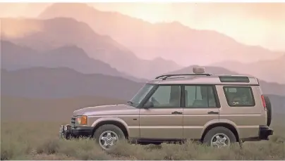  ?? FOTOS: DPA ?? Langzeitab­enteuer auch abseits des Alltags: Seit 30 Jahren baut Land Rover den Discovery.